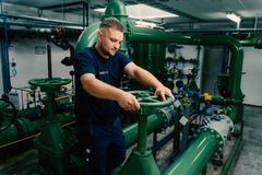 Person in Gas-Druckregelanlage