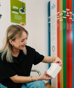 Person mit Zähler in der Hand