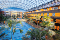 Hotel Victory Therme Erding mit Wellenbad im Vordergrund