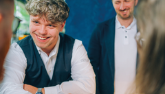 Auszubildende an der Hotel-Rezeption