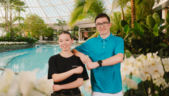 Auszubildender an der Hotel-Rezeption