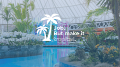 Großer Pool umgeben von Palmen