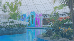 Großer Pool mit Menschen, umgeben von Palmen