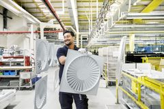 Mann in der Fertigung bei TROX