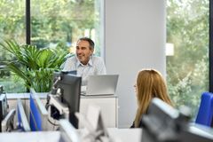 Menschen im Büro interhalten sich