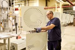 Mann in der Fertigung bei TROX