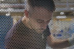 Mann hinter Lochblech