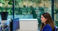 Frau bei der Arbeit im Büro