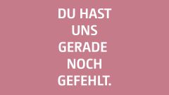 Weiße Schrift auf rosafarbenem Hintergrund: ‚Du hast uns gerade noch gefehlt.‘– Ausdruck einer herzlichen Einladung, Teil des Teams zu werden.“