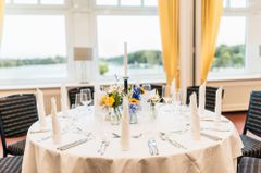 Tagungsraum mit festlich eingedecktem Tisch und Seeblick