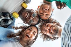 Vier junge Menschen machen ein Selfie aus Froschperspektive