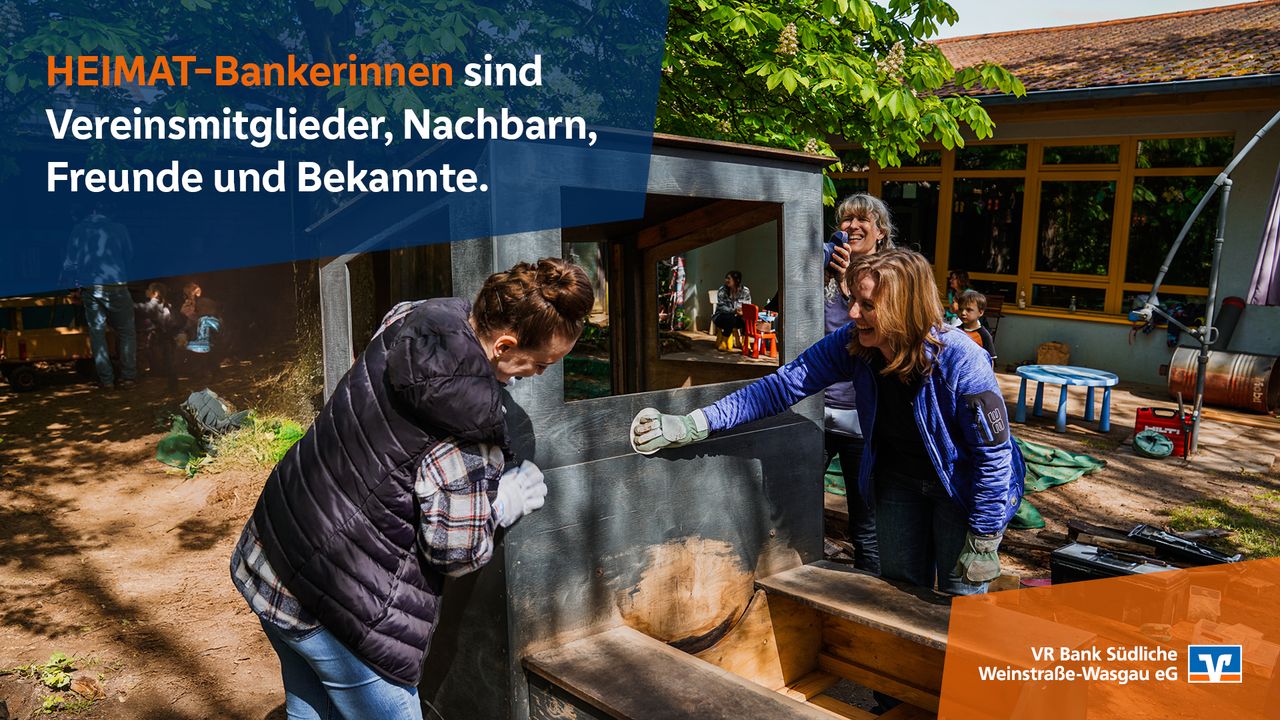 Drei Frauen renovieren lachend ein Spielhaus.