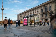 Fahrgastunterstand mit Werbefläche von Wall