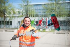 Service Mitarbeiter bei Wall reinigt eine Wartehalle