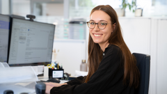 Büromitarbeiterin am Computer