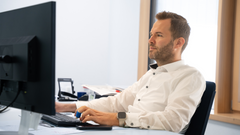 Büromitarbeiter am Computer
