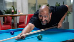 Mitarbeiter spielt Billard