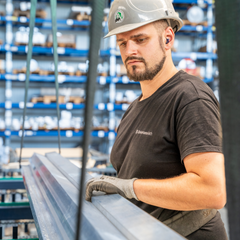 Lagermitarbeiter bewegt Stahl