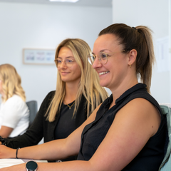 Zwei Büromitarbeiterinnen am arbeiten