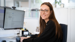 Büromitarbeiterin lächelt