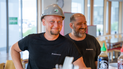 Zwei Männer lächelnd in der Kantine