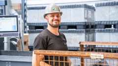 Mitarbeiter im Lager in die Kamera lächelnd