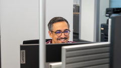Büromitarbeiter am Computer