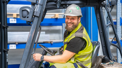 Lagermitarbeiter auf dem Stapler