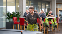 Mitarbeiter spielt Tischtennis