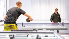 Mitarbeiter spielt Tischtennis