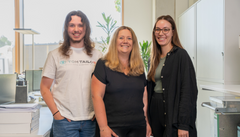 Drei Mitarbeitende aus dem Personalteam lächeln in die Kamera