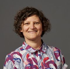 Franziska Heine mit braunen kurzen Haaren und bunter Bluse