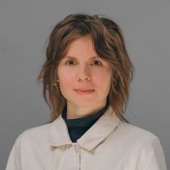 Claudia Lang mit braunen mittellangen Haaren und beigen Hemd
